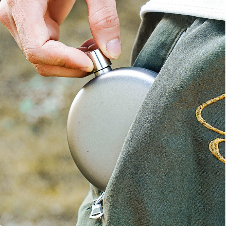 ขวดน้ำพกพาทรงกลมทำจากไทเทเนียม ขนาด 180 มล.